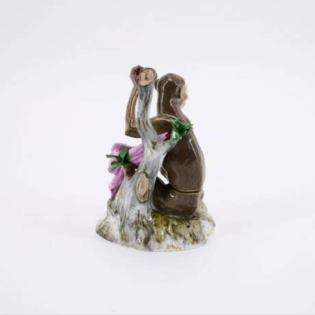 PORCELAIN FIGURINE OF A RHESUS MONKEY - photo 2