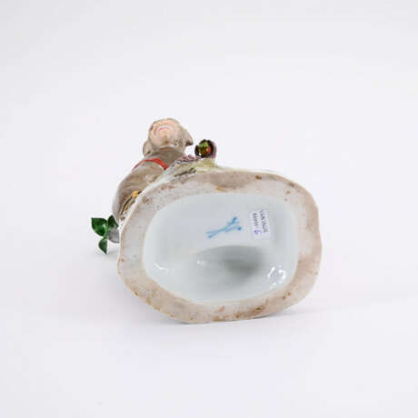 PORCELAIN FIGURINE OF A RHESUS MONKEY - photo 3