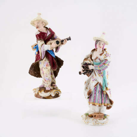 PORCELAIN FIGURINE OF MALABAR MAN AND WOMAN - фото 1