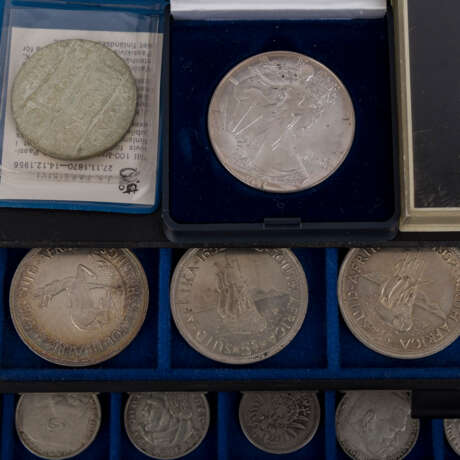 Münzen und Medaillen auf 5 Tableaus und weiteren - Foto 6