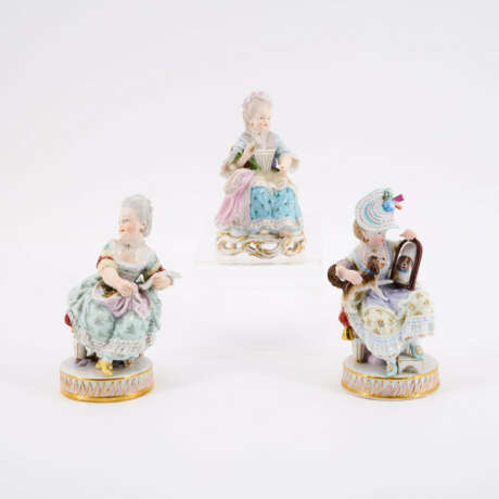 THREE PORCELAIN FIGURINES OF YOUNG LADIES - Foto 1