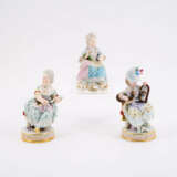 THREE PORCELAIN FIGURINES OF YOUNG LADIES - Foto 1
