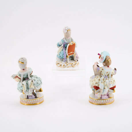 THREE PORCELAIN FIGURINES OF YOUNG LADIES - Foto 2