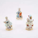 THREE PORCELAIN FIGURINES OF YOUNG LADIES - Foto 2