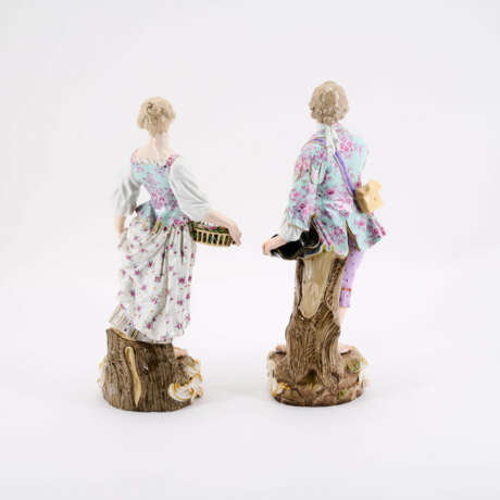 PORCELAIN FIGURINE OF A MALE GARDENER WITH ROSE AND A FEMALE GARDENER WITH FLOWER BASKET - photo 1