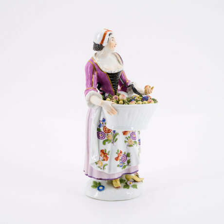 PORCELAIN FIGURINE OF A GARDENER WITH BASKET - фото 1