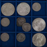 Münzen und Medaillen auf 5 Tableaus und weiteren - фото 3