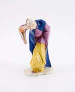 Aperçu. PORCELAIN FIGURINE OF A CHINESE MAN, BOWING HIS HEAD