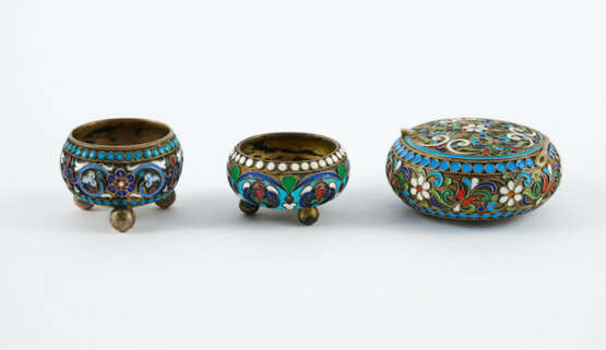 SMALL ROUND SILVER BOX AND TWO SMALL SALT CONTAINERS WITH COLOURFUL ENAMEL DECOR - photo 2