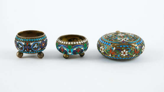 SMALL ROUND SILVER BOX AND TWO SMALL SALT CONTAINERS WITH COLOURFUL ENAMEL DECOR - photo 3