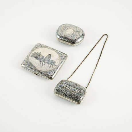 SILVER CIGARETTE ETUI WITH TROIKA AND A SMALL SILVER PURSE WITH NIELLO DECORS - photo 1