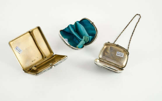 SILVER CIGARETTE ETUI WITH TROIKA AND A SMALL SILVER PURSE WITH NIELLO DECORS - photo 7