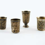 ENSEMBLE OF FOUR SMALL SILVER VODKA BEAKERS - Foto 1