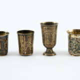 ENSEMBLE OF FOUR SMALL SILVER VODKA BEAKERS - Foto 2