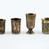 ENSEMBLE OF FOUR SMALL SILVER VODKA BEAKERS - Foto 3