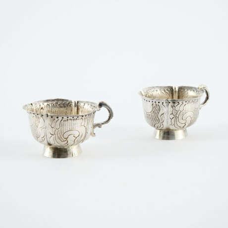 PAIR OF SILVER TASCHARKI WITH LEAVES AND SHELLS DECOR - photo 1 PAIR OF SILVER TASCHARKI WITH LEAVES AND SHELLS DECOR - photo 1