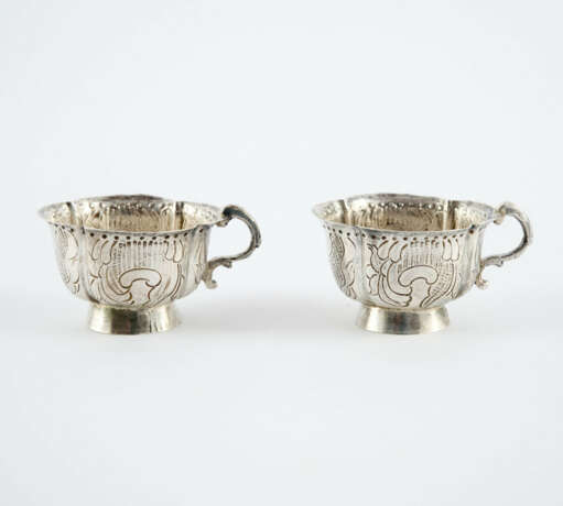 PAIR OF SILVER TASCHARKI WITH LEAVES AND SHELLS DECOR - photo 2 PAIR OF SILVER TASCHARKI WITH LEAVES AND SHELLS DECOR - photo 2
