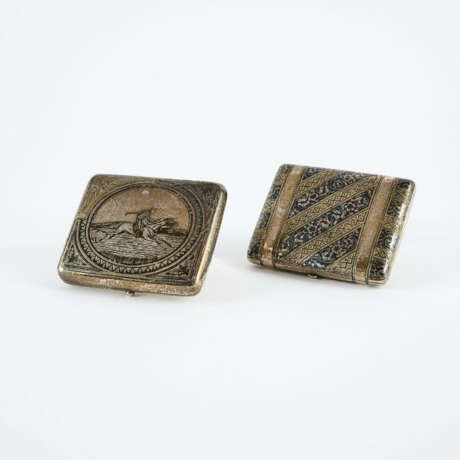 SILVER CIGARETTE ETUI WITH JOKEY AND SILVER CIGARETTE ETUI WITH FLORAL BANDS IN NIELLO DECOR - photo 1 SILVER CIGARETTE ETUI WITH JOKEY AND SILVER CIGARETTE ETUI WITH FLORAL BANDS IN NIELLO DECOR - photo 1