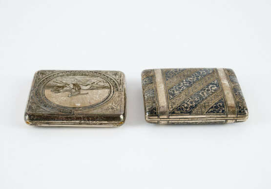 SILVER CIGARETTE ETUI WITH JOKEY AND SILVER CIGARETTE ETUI WITH FLORAL BANDS IN NIELLO DECOR - photo 3 SILVER CIGARETTE ETUI WITH JOKEY AND SILVER CIGARETTE ETUI WITH FLORAL BANDS IN NIELLO DECOR - photo 3