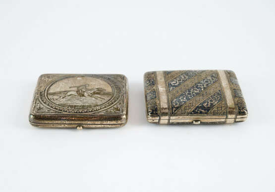 SILVER CIGARETTE ETUI WITH JOKEY AND SILVER CIGARETTE ETUI WITH FLORAL BANDS IN NIELLO DECOR - photo 5 SILVER CIGARETTE ETUI WITH JOKEY AND SILVER CIGARETTE ETUI WITH FLORAL BANDS IN NIELLO DECOR - photo 5