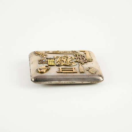 SILVER CIGARETTE ETUI WITH NUMEROUS APPLIED TOKENS - photo 5 SILVER CIGARETTE ETUI WITH NUMEROUS APPLIED TOKENS - photo 5