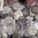 Kleiner Münzkoffer mit unter anderem 25 x 10 Euro und 4 x 500 Schilling, - photo 2