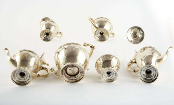 SEVEN-PIECE SILVER COFFEE AND TEA SERVICE WITH FLORAL DECOR - photo 4
