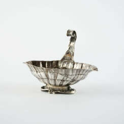 SMALL SILVER SERVING BOWL IN SHELL SHAPE WITH HIGH VOLUMETRIC FLOW