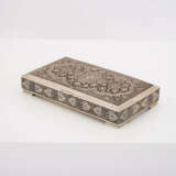 RECTANGULAR FLAT SILVER CASKET WITH FINE ORNAMENTAL DECOR - фото 1