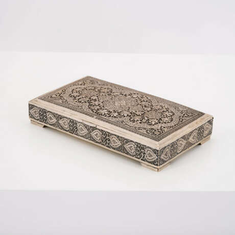 RECTANGULAR FLAT SILVER CASKET WITH FINE ORNAMENTAL DECOR - фото 1 RECTANGULAR FLAT SILVER CASKET WITH FINE ORNAMENTAL DECOR - фото 1