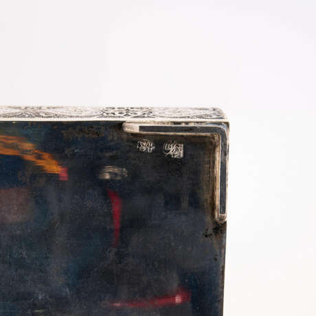 RECTANGULAR FLAT SILVER CASKET WITH FINE ORNAMENTAL DECOR - фото 5 RECTANGULAR FLAT SILVER CASKET WITH FINE ORNAMENTAL DECOR - фото 5