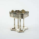 SILVER CENTREPIECE ON COLUMN-SHAPED FEET AND LAUREL FESTOONS - фото 1
