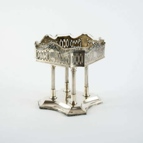 SILVER CENTREPIECE ON COLUMN-SHAPED FEET AND LAUREL FESTOONS - фото 2