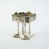 SILVER CENTREPIECE ON COLUMN-SHAPED FEET AND LAUREL FESTOONS - фото 2
