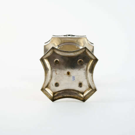 SILVER CENTREPIECE ON COLUMN-SHAPED FEET AND LAUREL FESTOONS - фото 4