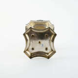 SILVER CENTREPIECE ON COLUMN-SHAPED FEET AND LAUREL FESTOONS - фото 4