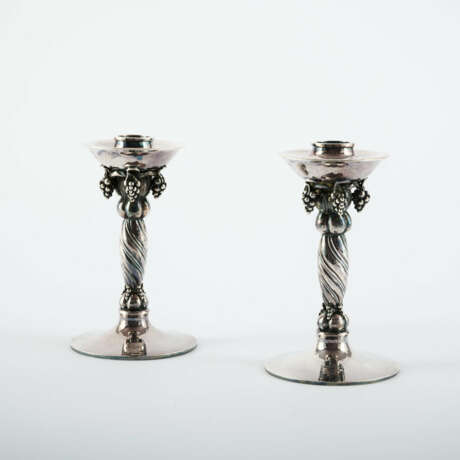 SILVER PAIR OF CANDLESTICKS WITH GRAPE DECORATION - фото 2 SILVER PAIR OF CANDLESTICKS WITH GRAPE DECORATION - фото 2