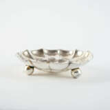 ROUND SILVER SERVING DISH WITH MARTELÉ SURFACE - фото 1