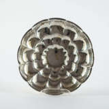 ROUND SILVER SERVING DISH WITH MARTELÉ SURFACE - фото 3