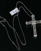 Aperçu. Collier en or avec pendentif-croix avec diamants 