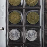 Münzen und Medaillen in 2 Alben - - фото 3