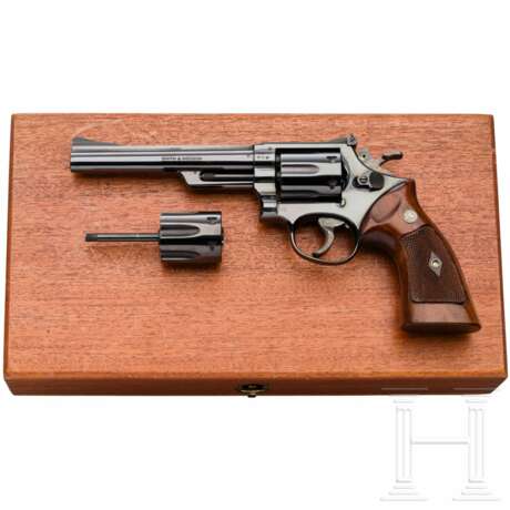 Smith & Wesson Mod. 53, "The .22 Centerfire Magnum - The Jet", mit Wechseltrommel in Holzkassette - фото 1 Smith & Wesson Mod. 53, "The .22 Centerfire Magnum - The Jet", mit Wechseltrommel in Holzkassette - фото 1