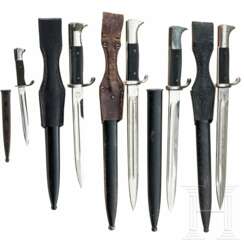 Vier Bajonette KS 98 und eine Miniatur