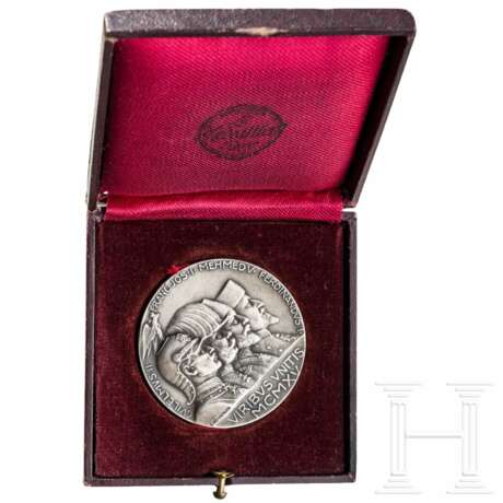 Medaille auf die Waffenbrüderschaft Deutschland, Österreich-Ungarn, Türkei und Bulgarien, datiert 1915 - photo 1