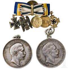 Knopflochdekoration und zwei Medaillen als Schießpreise