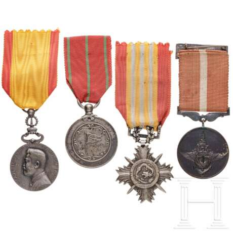 Vier Medaillen, Asien, 20. Jhdt. - photo 1