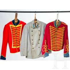 Drei Uniformröcke aus Film- oder Theaterproduktionen