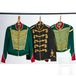 Drei Uniformröcke aus Film- oder Theaterproduktionen