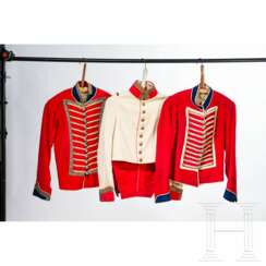 Drei Uniformröcke aus Film- oder Theaterproduktionen