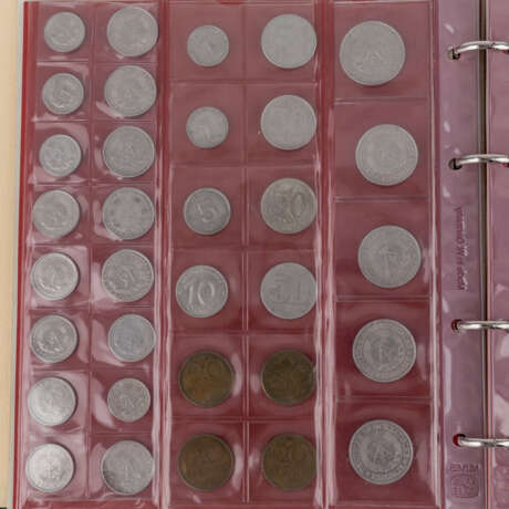 Diverse Münzen und Medaillen im Album - photo 3
